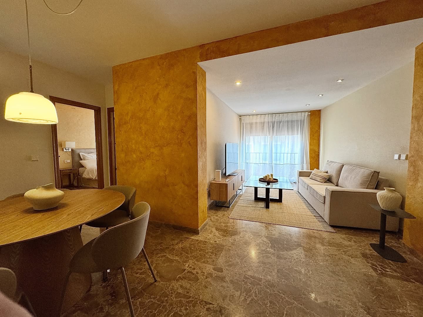 ¿Buscas espacio, comodidad y una ubicación perfecta en pleno corazón de Murcia? ¡Lo tenemos!
Living Home es un apartamento amplio, moderno y con capacidad para hasta 8 personas, pensado especialmente para quienes disfrutan de viajar sin renunciar a estar como en casa. Confort, diseño cuidado y una ubicación inmejorable hacen que sea el alojamiento perfecto para descubrir la ciudad con amigos o familia.
Olvídate de complicaciones y vive una experiencia inolvidable en Murcia.
¡Reserva ahora tu próxima escapada en Living Home y disfruta Murcia como nunca antes!
#LivingHome #murciacentro #apartamentoideal #viajarengrupo #descubremurcia