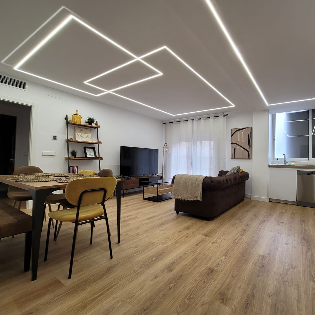Nuestra joya de la corona, ¡Lemon & Muralla!
Situada a la espalda del mercado de correos y a escasos metros de la Catedral de Murcia, este apartamento ya cuenta con un Traveller Review Award 2025 de @bookingcom
Con camas Queen Size de 180cm se junta el lujo y la comodidad en el centro de la ciudad. Un elección asegurada.