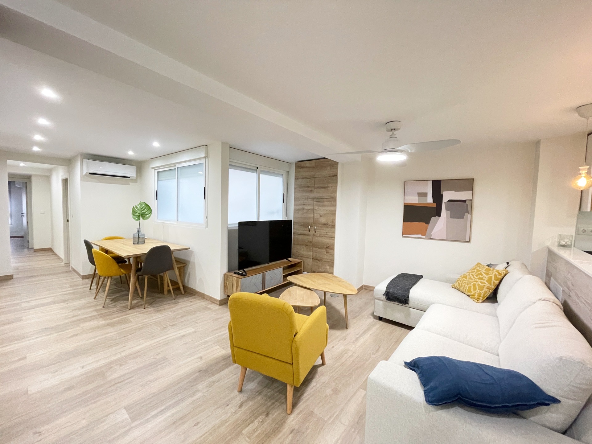 Estábamos deseando contaros que hemos ampliado nuestra oferta con un nuevo alojamiento que sabemos que os va a encantar: Lemon & Blue de @lemonsuitesmurcia
Se trata de un apartamento amplio y luminoso, diseñado especialmente para grupos/familias de hasta 8 personas, que buscan vivir Murcia con total comodidad y sin complicaciones.
Espacios amplios, diseño moderno y una ubicación ideal en pleno centro hacen de Lemon & Blue la opción perfecta para disfrutar al máximo vuestra estancia.
Ya podéis reservar vuestra próxima escapada a través de nuestra web, en Airbnb o Booking.
Os esperamos con la ilusión de siempre para que viváis Murcia como nunca.